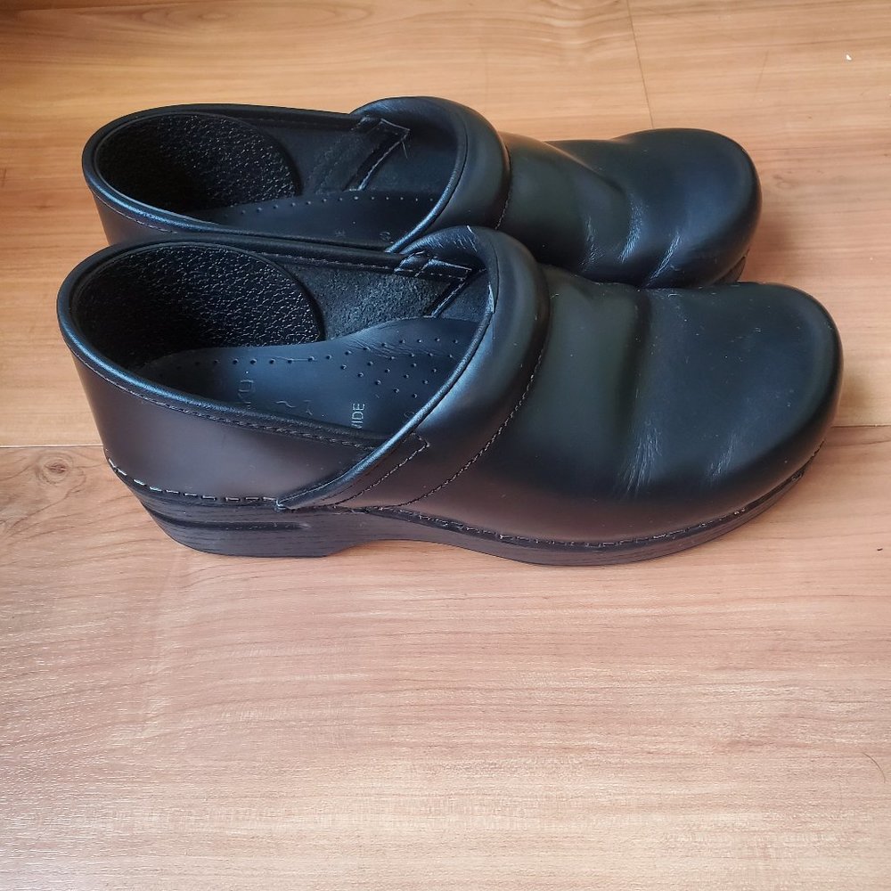 Dansko Clogs Size 40 Wide